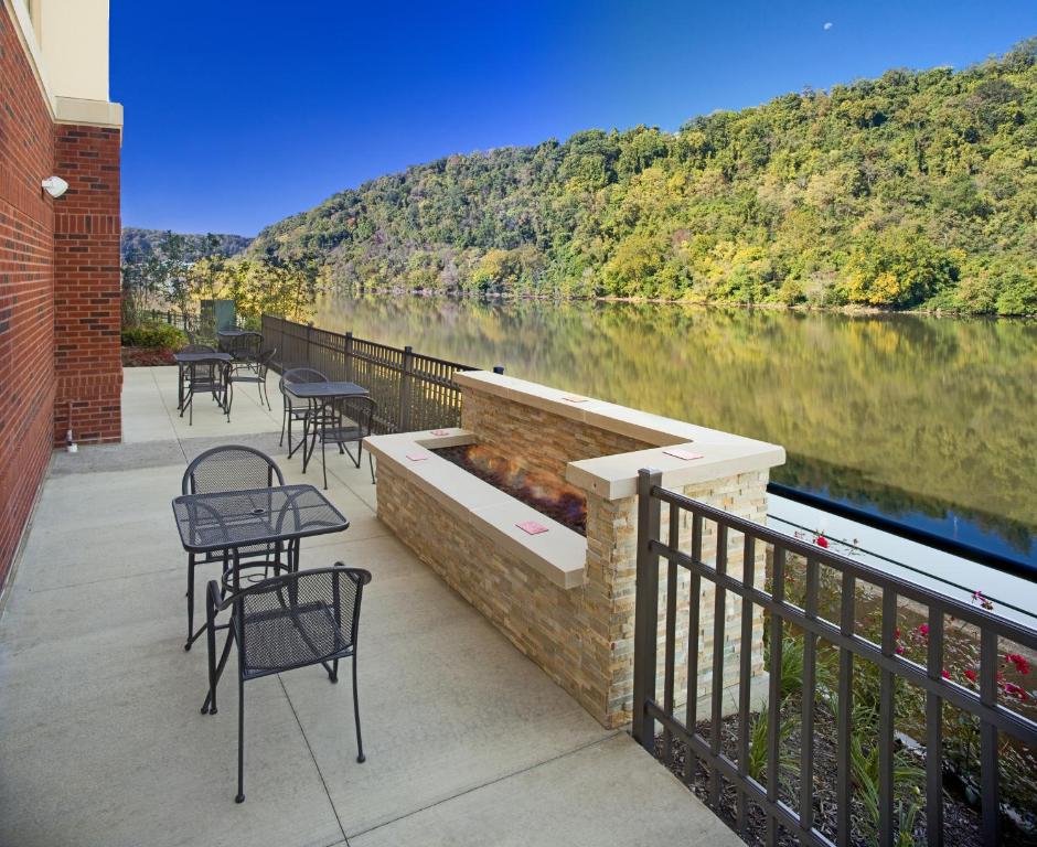 Hampton Inn & Suites Pittsburgh Waterfront West Homestead Main image 1